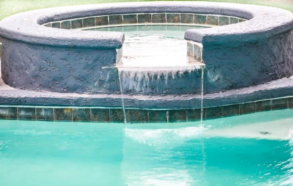 pool with hot tub - Using Your Hot Tub This Winter